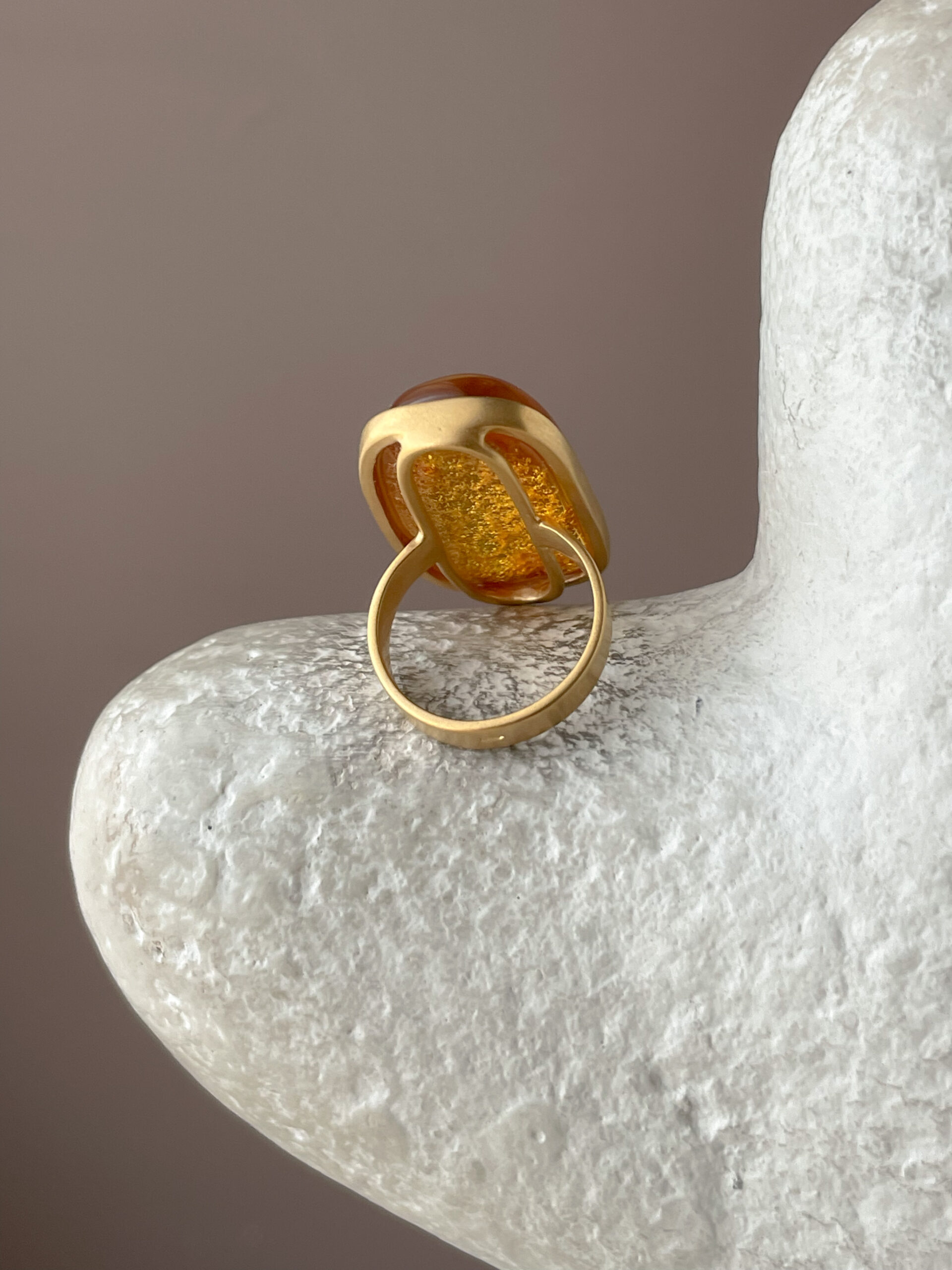 Объемное кольцо с медовым янтарем, размер 16 — изображение 5