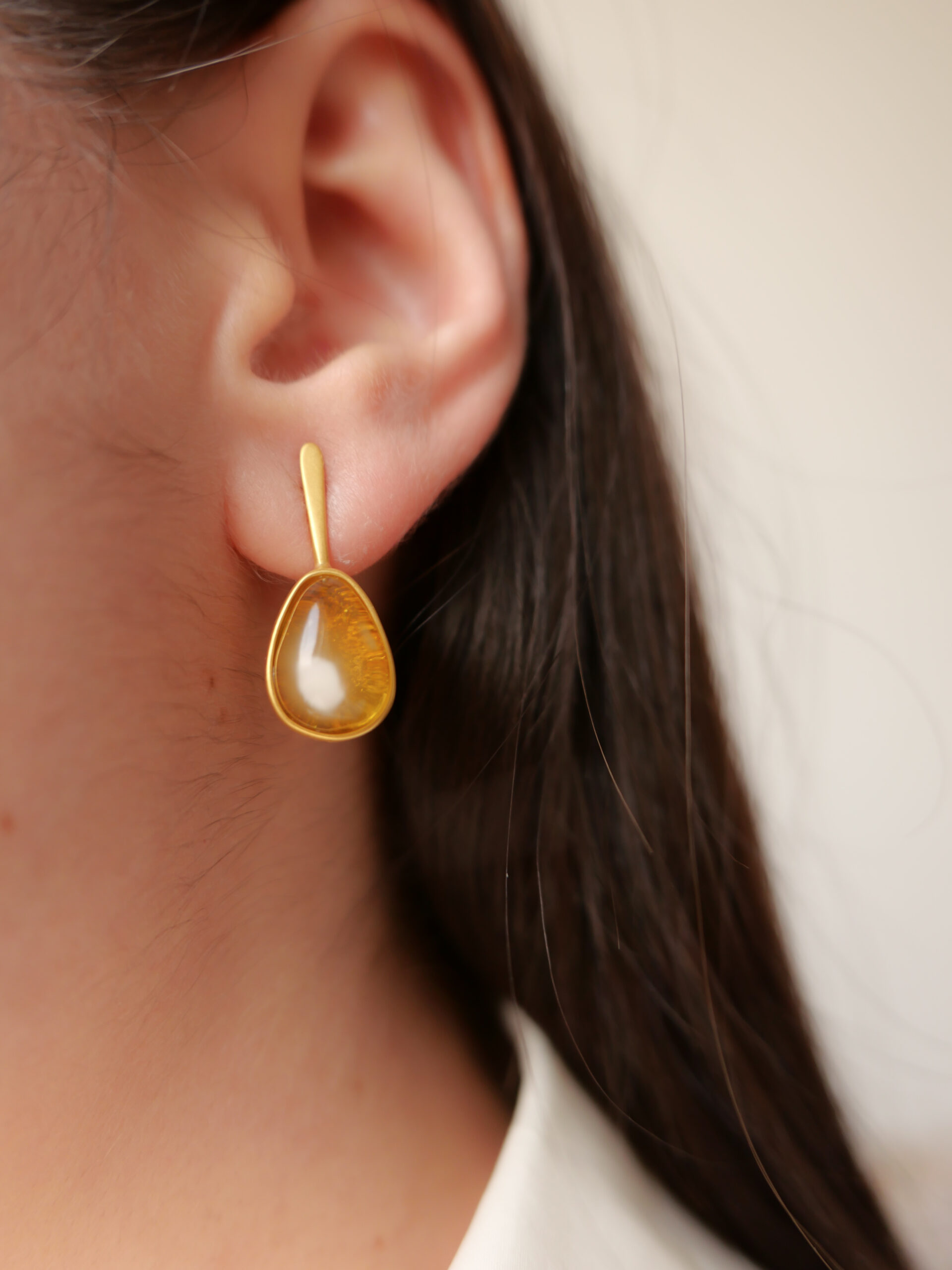 Асимметричные серьги с медовым и молочным янтарем — изображение 7
