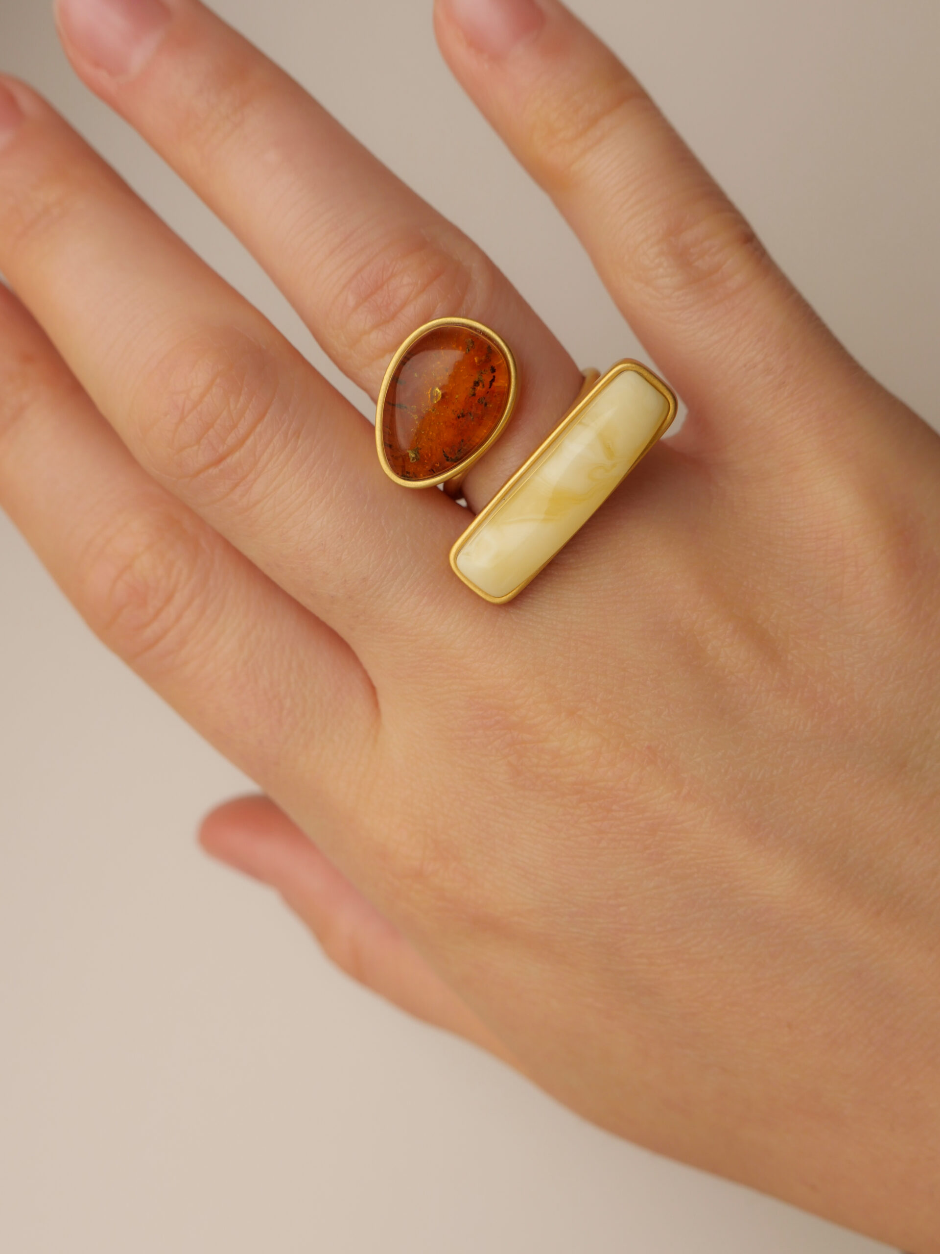 Двойное кольцо с медовым и молочным янтарем, размер 16 — изображение 7