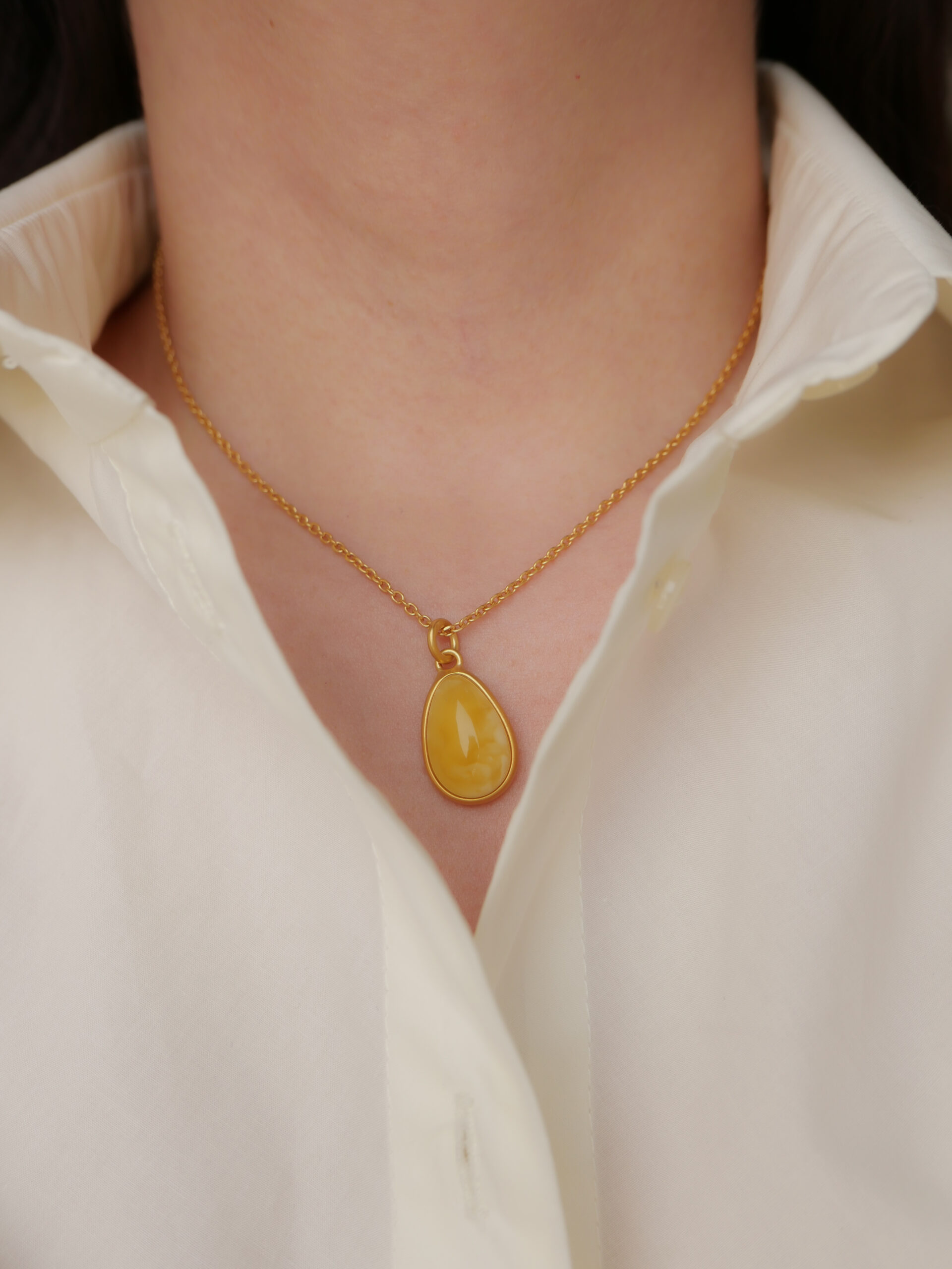 Подвеска с медовым янтарем на цепочке (38-43см) — изображение 6