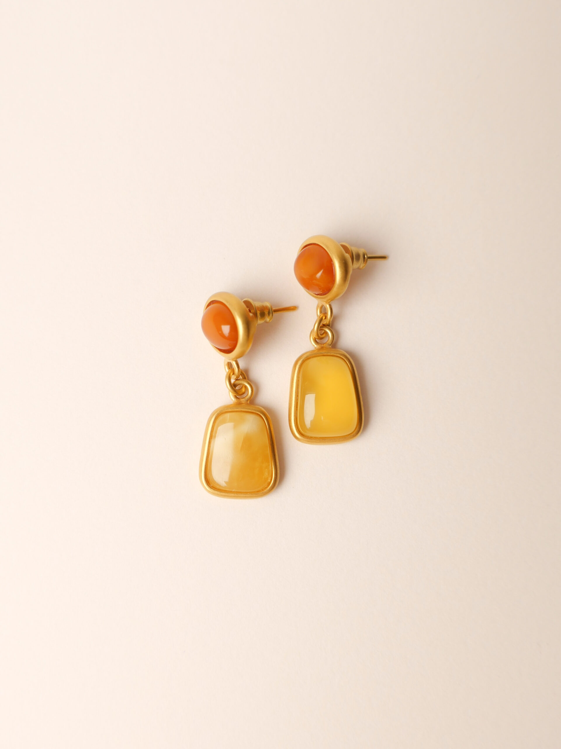 Серьги пусеты с медовым и карамельным янтарем — изображение 3