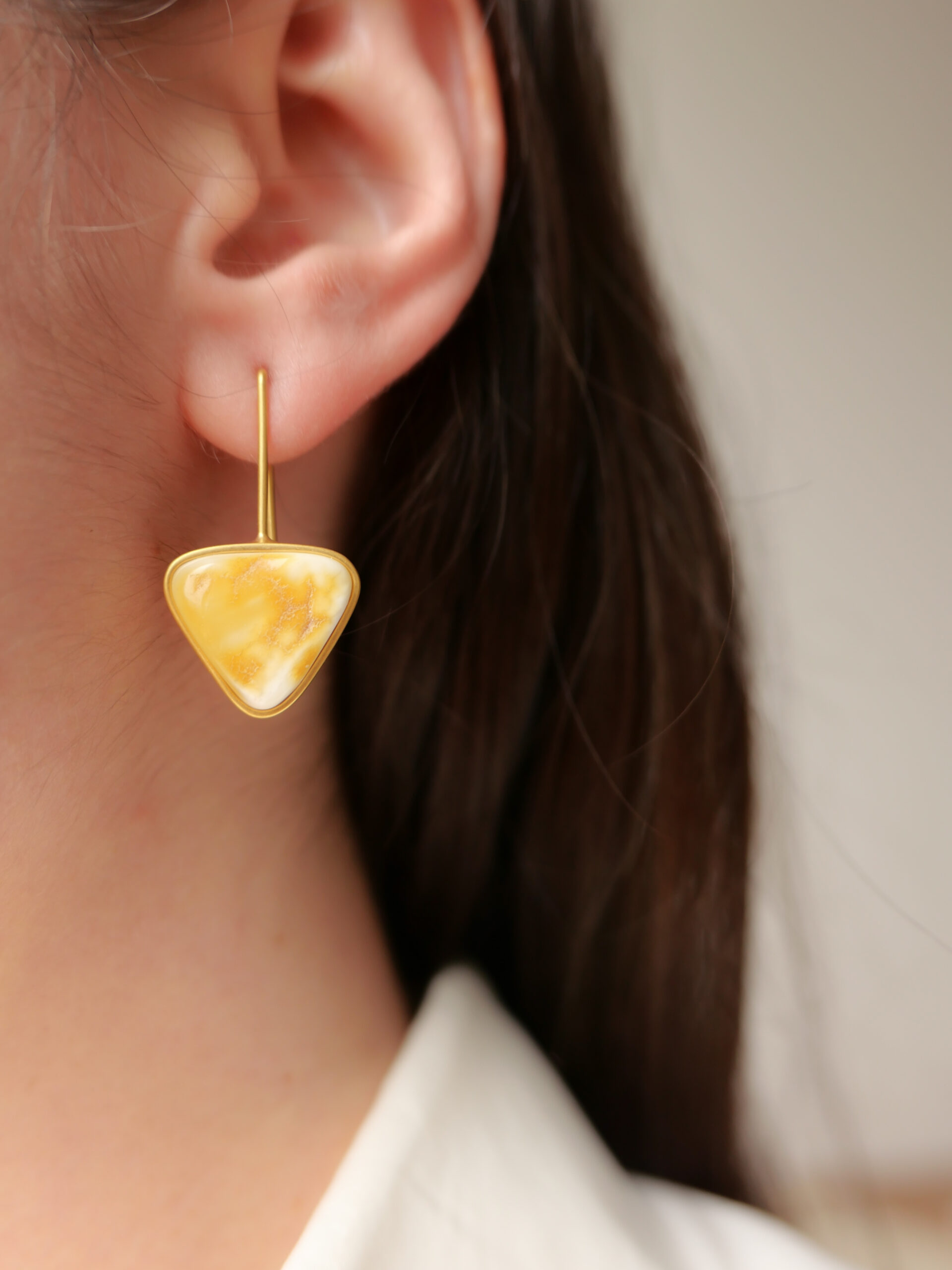 Серьги с текстурным янтарем на петле — изображение 6
