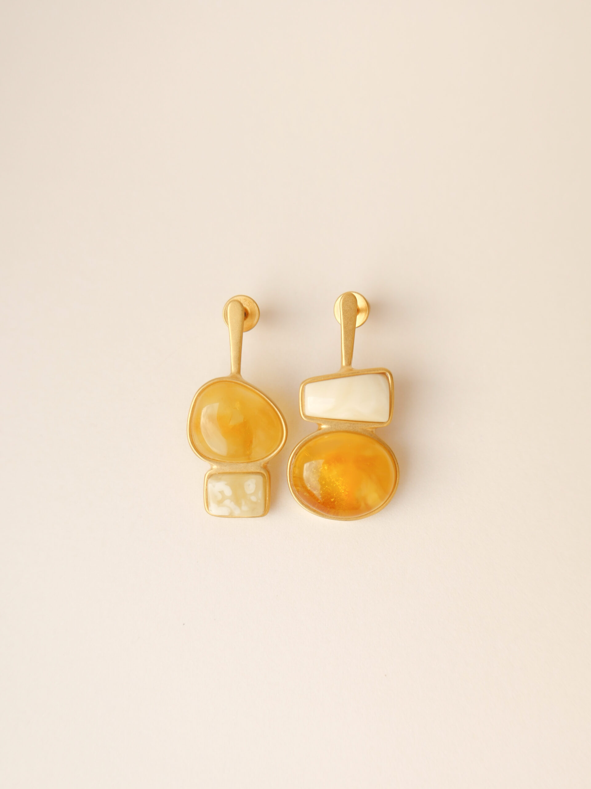 Асимметричные серьги с пейзажным и медовым янтарем