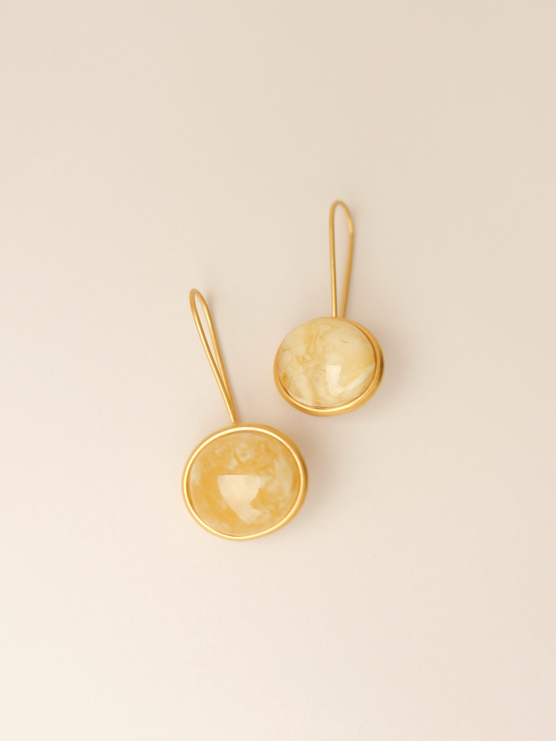 Серьги на французском замке с медовым янтарем — изображение 4